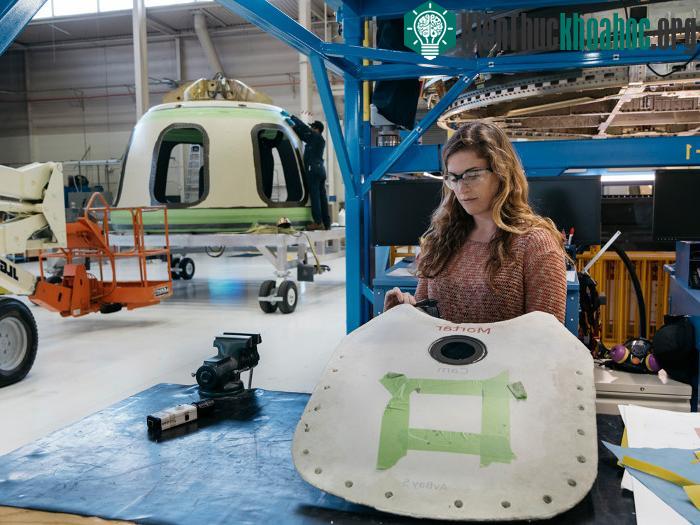 Một kỹ sư đang ráp dù che phủ tàu vũ trụ New Shepard. (Ảnh: Blue Origin).