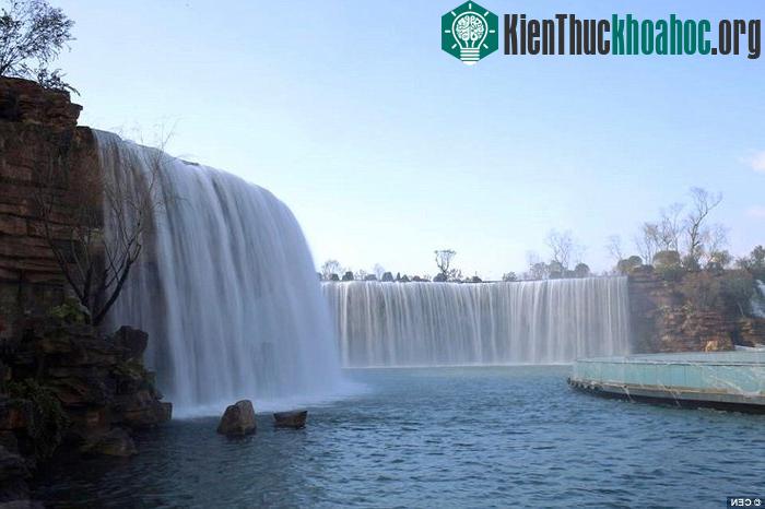 Thác nước nhân tạo được xây dựng tại thành phố Côn Minh.