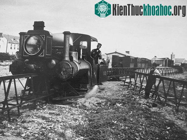 Tàu của Lartigue được đặt trên đường ray có chiều cao "kỳ dị"
