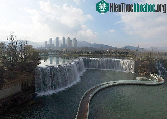 Thác nước nhân tạo có khả năng làm chuyển hướng khoảng 300.000m3 khối nước.