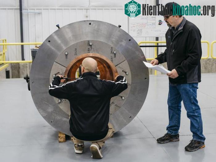 Các kỹ sư kiểm tra khoang đốt chính của động cơ BE-4. (Ảnh: Blue Origin).