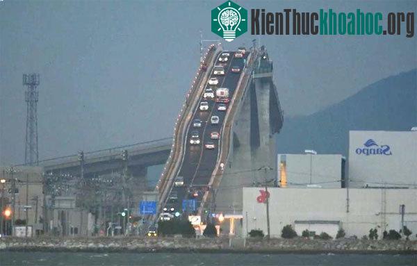 Lái xe can đảm mới dám đi qua cây cầu dốc đứng nhất thế giới này