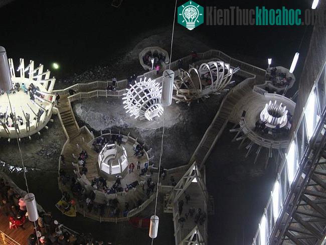 Du khách sẽ vô cùng thích thú khi vừa khám phá một mỏ muối cổ vừa được tham gia các hoạt động giải trí.