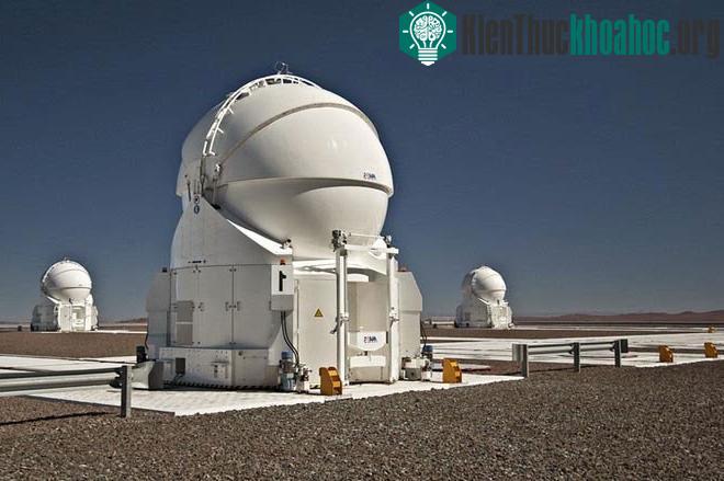 Kính thiên văn Auxiliary tại đài quan sát Paranal.