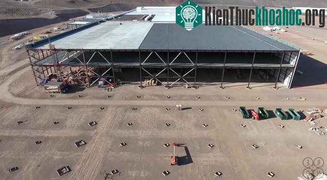 Mặt bên này là một góc khác đang được mở rộng của nhà máy Gigafactory, hiện vẫn đang trong quá trình xây dựng.