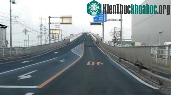 Lái xe can đảm mới dám đi qua cây cầu dốc đứng nhất thế giới này
