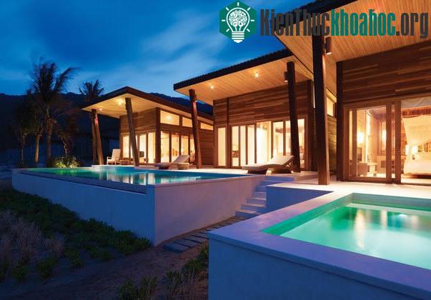 Six Sence càng trở nên thu hút hơn khi nó nằm Côn Đảo, từng đạt được nhiều danh hiệu bình chọn như Hòn đảo huyền bí nhất, Hòn đảo lãng mạn nhất, Hòn đảo hoang sơ nhất…