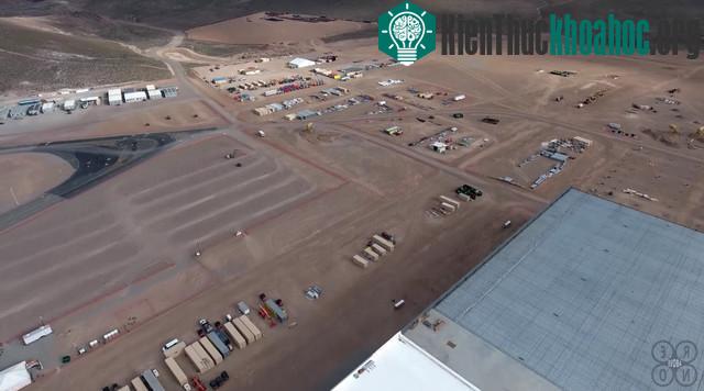 Tesla còn tiêu tốn hàng triệu USD để xây dựng một "thành phố" xung quanh nhà máy này.