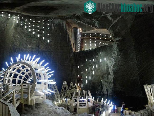 Hệ thống ánh sáng được thiết kế rất sáng tạo và nghệ thuật.