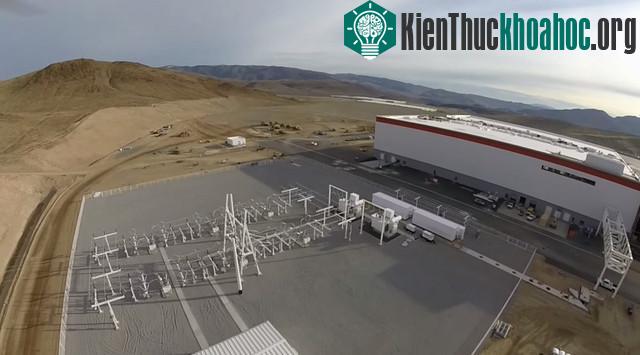 Tesla cho biết chỉ riêng phần nền móng của nhà máy Gigafactory đã tiêu tốn của hãng này khoảng 16 triệu USD.