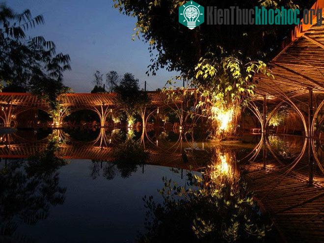 Bar Gió và Nước có tọa hình như một chiếc nấm vàng ươm ngự trên một hồ nước nhân tạo xanh vắt. Công trình sử dụng gió và nước để tạo thành máy điều hòa tự nhiên nên khá mát mẻ và tiết kiệm điện. Th...