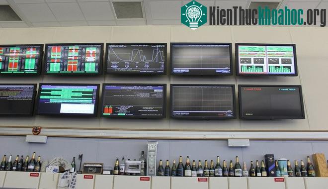 Những chai sâm panh rỗng được xếp thành hàng dài bên dưới màn hình quan sát cho thấy liên tục có tin vui.