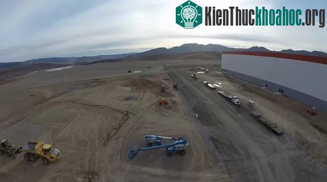 Năm ngoái, Tesla đã tiêu tốn 13 triệu USD vào hệ thống thép và bê tông cho tầng lửng của nhà máy.