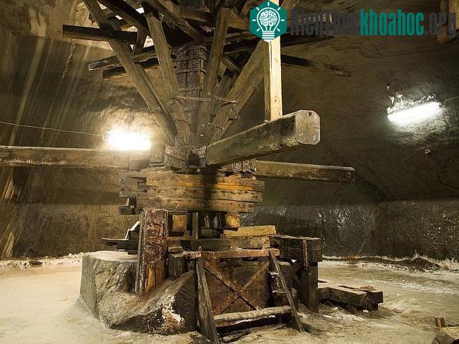 Một trong những công cụ khai thác muối cổ nằm trong lòng mỏ muối Salina Turda vẫn còn được giữ gìn để du khách tham quan.