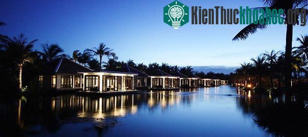 Lấy cảm hứng thiết kế và xây dựng từ lăng mộ hoàng gia Từ Đức ở Huế, Nam Hải là một khu nghĩ dưỡng được đánh giá cao về kiến trúc, trang trí và thiết bị. Mỗi phòng tại Nam Hải đều có sân riêng của ...