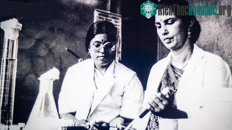 Bà Nirmala (phải) và giáo sư Solomon. (Ảnh: BBC).
