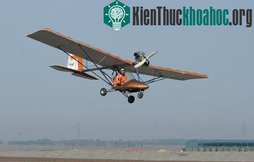 Yang Shijun thử nghiệm máy bay tự chế hôm 10/5. (Ảnh: Ecns)
