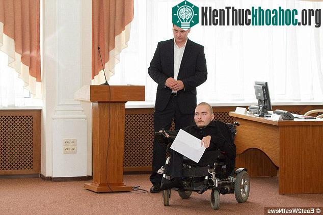 Valery Spiridonov mắc phải căn bệnh teo cơ Werdnig-Hoffman bẩm sinh, khiến anh gần như bị liệt toàn bộ cơ thể.