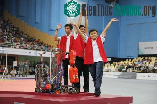 Quốc, Cường và Thu trên sân thi đấu tại Ấn Độ. (Ảnh: Hoàng Vũ)