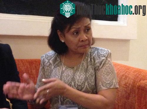 Bà Rosallie M.Ellasus trong một hội thảo bàn về cây trồng biến đổi gene ở Indonesia. (Ảnh: Hương Thu)