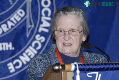 Với học thuyết Quản lý nguồn lực, bà Elinor Ostrom đã được trao giải Nobel Kinh tế 2009. (Ảnh: aapss.org)