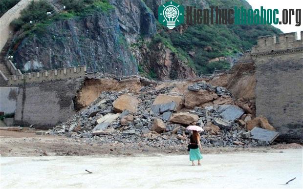 Một đoạn của Vạn Lý Trường Thành đi qua tỉnh Hà Bắc, miền bắc Trung Quốc sụp đổ. (Ảnh: Telegraph)