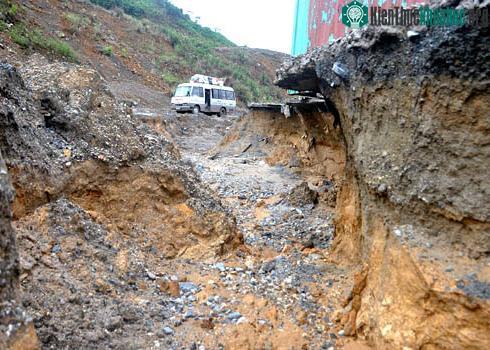Vết nứt toác lớn bên trái đập chính thủy điện Sông Tranh 2 sau những đợt dư chấn trước Tết Nhâm Thìn. (Ảnh: Trí Tín)