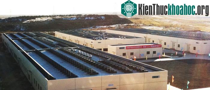 Những dãy pin tạo nên hệ thống pin lớn nhất thế giới tọa lạc trên một khu đất to hơn sân bóng đá quốc tế tại tỉnh Hà Bắc.