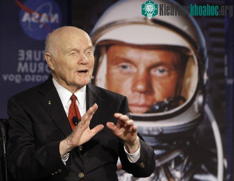 John Glenn, phi hành gia người Mỹ đầu tiên bay vòng quanh quỹ đạo Trái Đất. (Nguồn: AP).