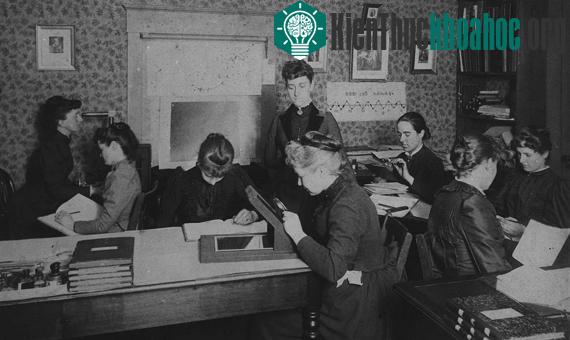 Nhóm nữ cộng sự làm việc cho Edward Charles Pickering tại Đài quan sát Harvard