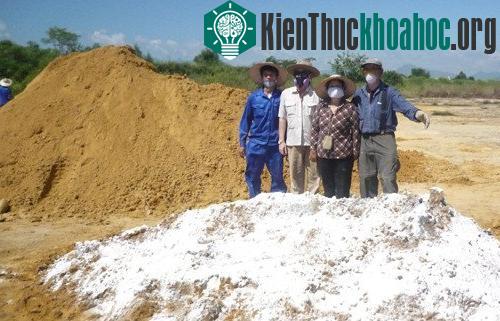 PGS.TS Đặng Thị Cẩm Hà và đồng nghiệp Mỹ cùng thực hiện dự án tại sân bay Đà Nẵng năm 2009. (Ảnh do nhân vật cung cấp).