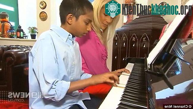 Không chỉ là một thần đồng, Sharvin còn là một nghệ sĩ piano điêu luyện.