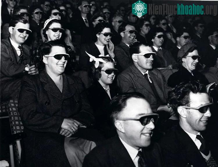 Công nghệ 3D lúc đó sử dụng chiếc kính có một bên màu đỏ và một bên màu xanh để chia ánh sáng đến hai mắt tạo ra hình ảnh ảo có chiều sâu.