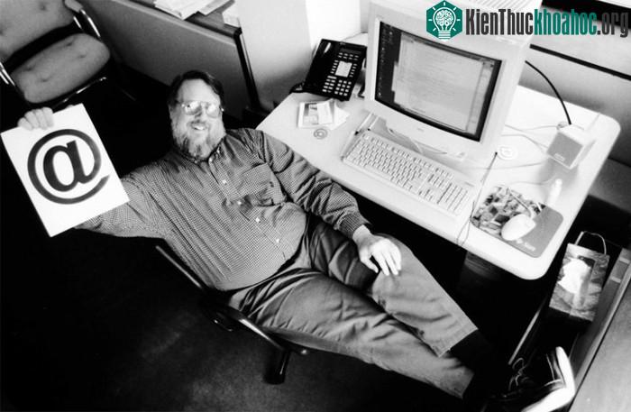 Ray Tomlinson được đưa tên vao Internet Hall of Fame (tạm dịch: Hội trường Danh vọng ngành Internet) vào năm 2012.
