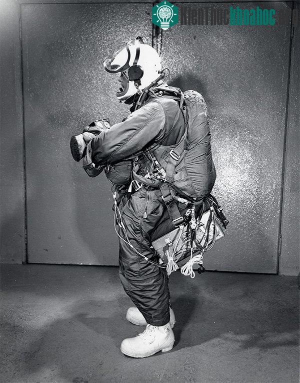 Joseph Kittinger đang chuẩn bị trang phục bảo hộ trong dự án Project Excelsior năm 1957.
