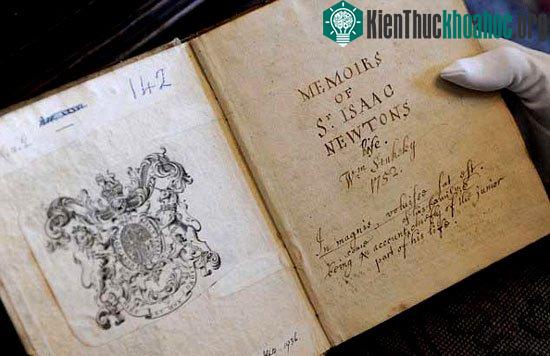 Tài liệu về khoảnh khắc Newton phát hiện ra thuyết “Vạn vật hấp dẫn” trong cuốn sách về các nhà khoa học vĩ đại được lưu giữ tại Hội Hoàng Gia.