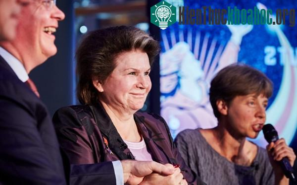 Tiến sĩ Valentina Tereshkova (giữa) nay đã 78 tuổi. (Ảnh: Rex Features).