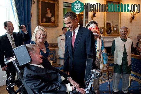 Tổng thống Barack Obama trò chuyện với Stephen tại Nhà Trắng trước buổi lễ trao Huân chương Tự do Tổng thống ngày 12/8/2009. (Ảnh: Biography).