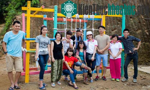 Dương Tuấn Hưng, thứ ba từ trái sang, cùng bạn bè trong nhóm tình nguyện Cùng hành động bên chiếc xích đu tại Phìn Ngan. (Ảnh: NVCC)