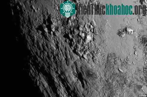 Hình ảnh phân giải cao bề mặt sao Diêm Vương&nbsp;- (Ảnh chụp màn hình NASA)