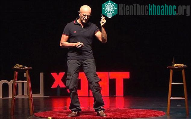 Tiến sĩ Sergio Canavero đã từng có bài phát biểu về phương pháp phẫu thuật ghép đầu của mình, tuy nhiên rất nhiều ý kiến phản đối và cho rằng đây là điều không thể.