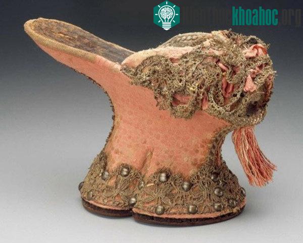 Giày chopines là một phát minh vĩ đại thời trung cổ