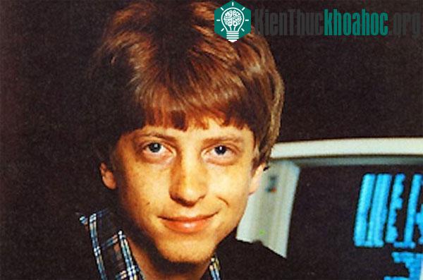Khi nhận ra thiên hướng tin học của Bill Gates, nhà trường đã để cậu viết chương trình xếp lớp học cho các học sinh. Cậu bé ranh mãnh đã thay đổi mã chương trình để mình được xếp vào lớp có “...