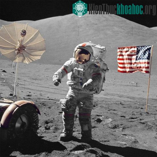 Gene Cernan trên bề mặt Mặt Trăng trong sứ mệnh nghiên cứu của Apollo 17 năm 1972. (Ảnh: NASA)
