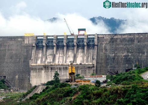 Đập chính công trình thủy điện Sông Tranh 2 - nơi xuất hiện nhiều vết nứt, rò rỉ nước từ lòng hồ xuyên qua thân đập chảy mạnh từ trên cao xuống. (Ảnh: Trí Tín)