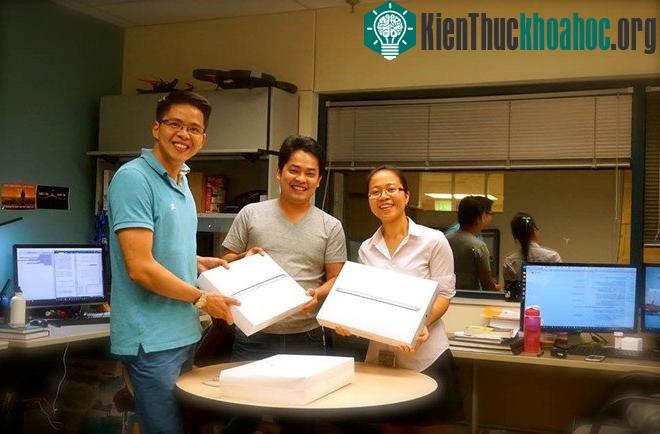 GS Tâm (bên phải) và 2 nghiên cứu sinh xuất sắc của anh.