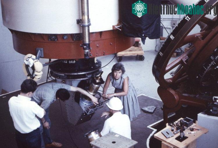 Vera Rubin thời trẻ đang làm việc cùng các đồng nghiệp.