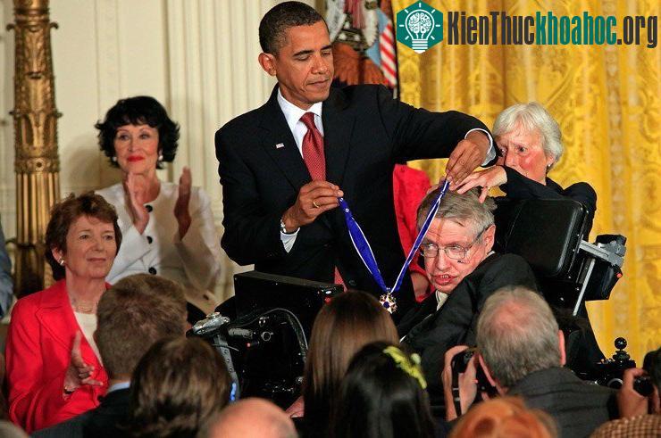 Cuộc đời của Stephen Hawking qua ảnh