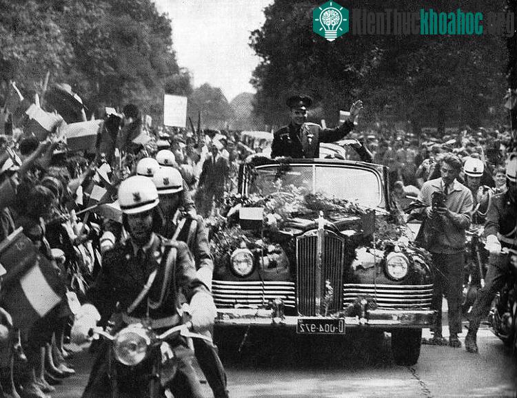 Gagarin được nhân dân chào đón (Ảnh: Wiki)