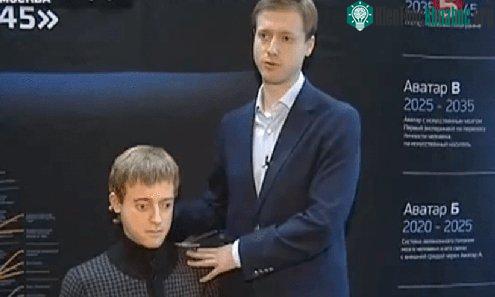 Triệu phú Itskov giới thiệu bản sao robot được truyền tải trí tuệ của ông trong tương lai. (Ảnh: Zazenlife)